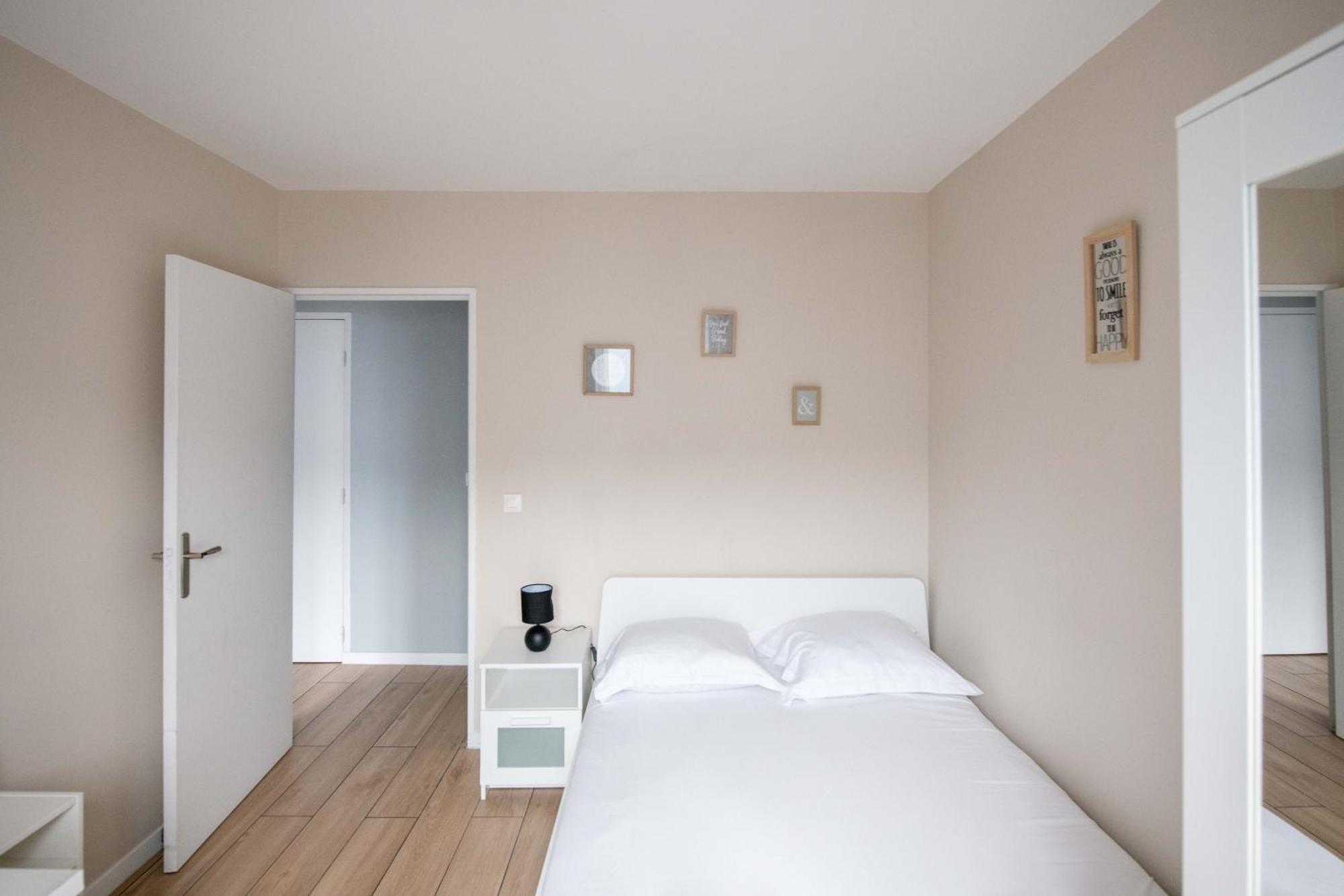 Elise De Roche Equipe Balcon Parking Rer B Lägenhet Le Bourget Exteriör bild